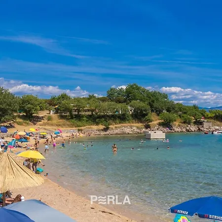 Anna-lena With Pool Close To Sandy Garica