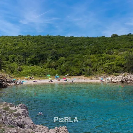 Anna-lena With Pool Close To Sandy Garica