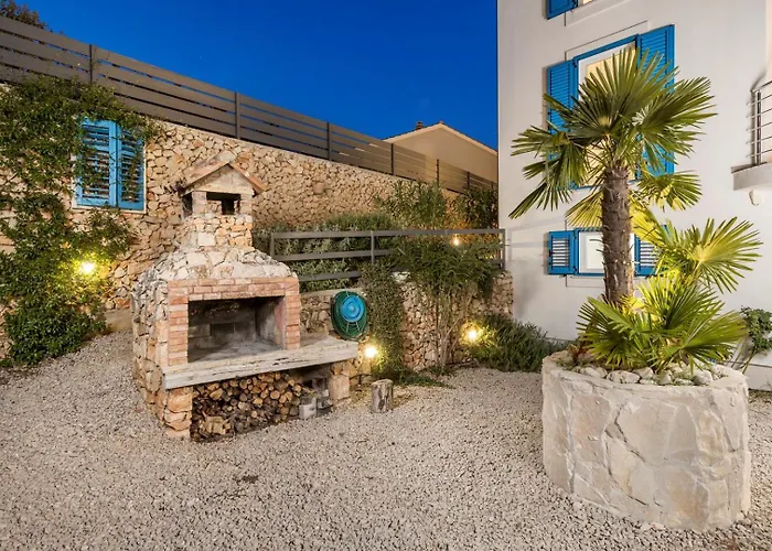 Anna-lena With Pool Close To Sandy Garica