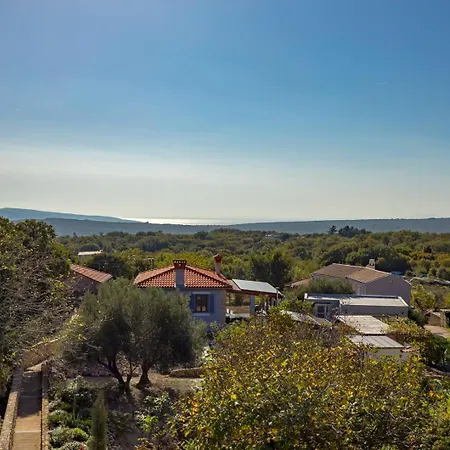 Anna-lena With Pool Close To Sandy Garica