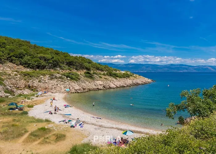 Anna-lena With Pool Close To Sandy Garica