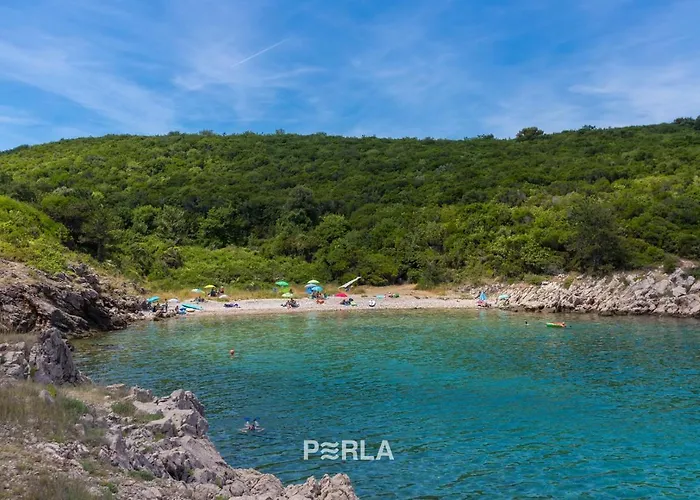 Anna-lena With Pool Close To Sandy Garica