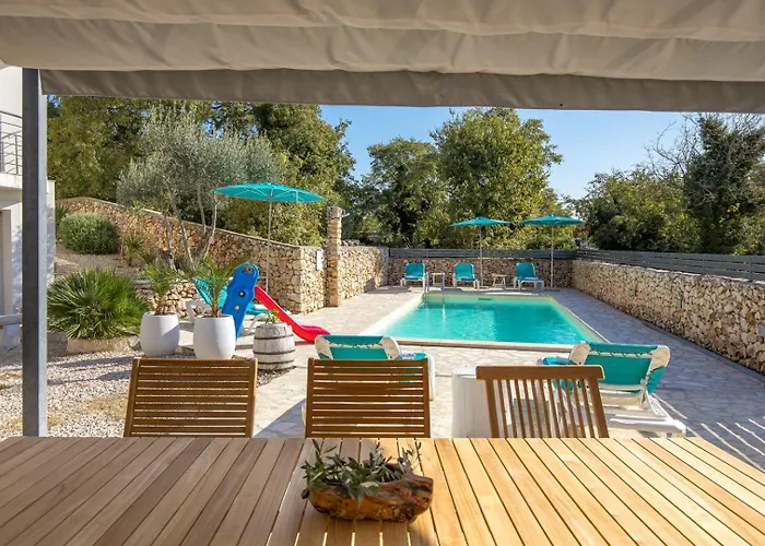 Anna-lena With Pool Close To Sandy *